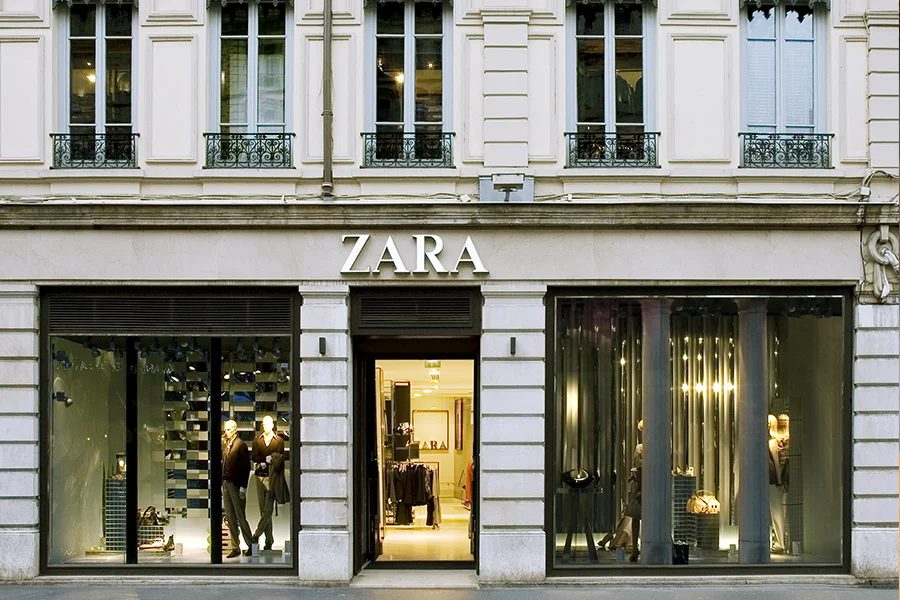 Vitrine d'une enseigne de prêt-à-porter sur un emplacement commercial premium