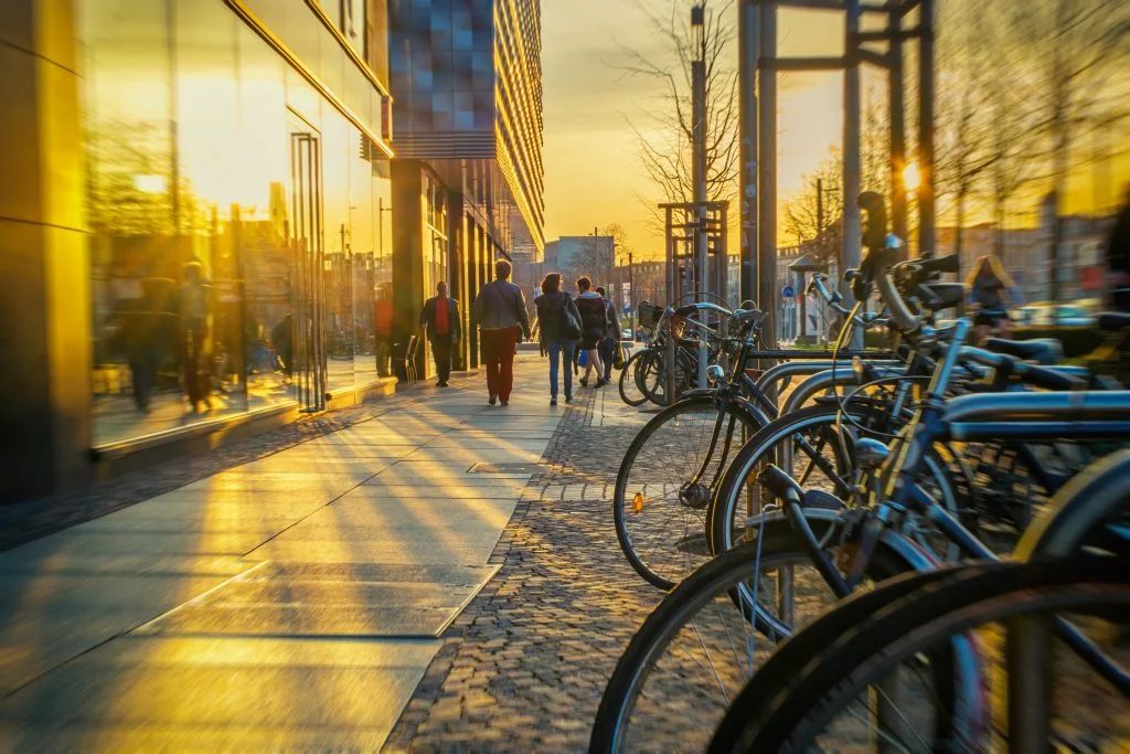 Rue commerçante au coucher du soleil, actif immobilier d'investissement en centre-ville