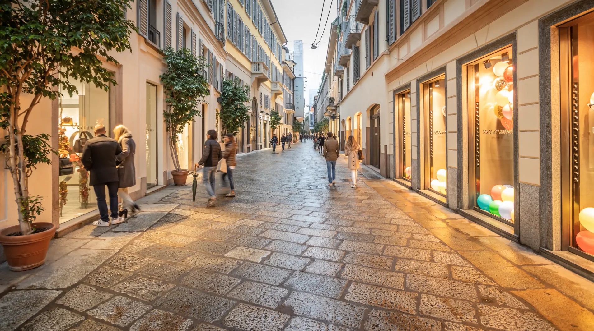 Rue commerçante haut de gamme aux vitrines animées, illustrant l'expertise du cabinet en immobilier commercial